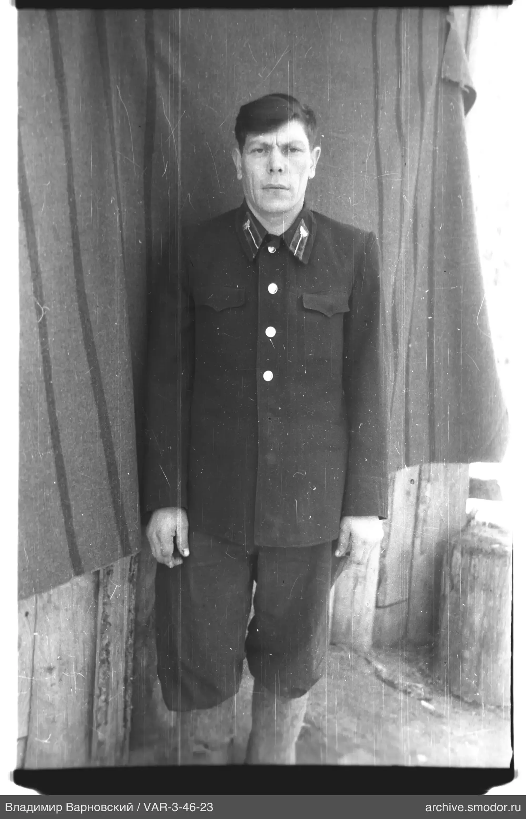 Ganzkörperporträt eines Mannes in Militäruniform