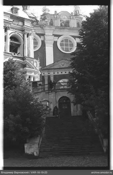 Building with columns and staircase with people