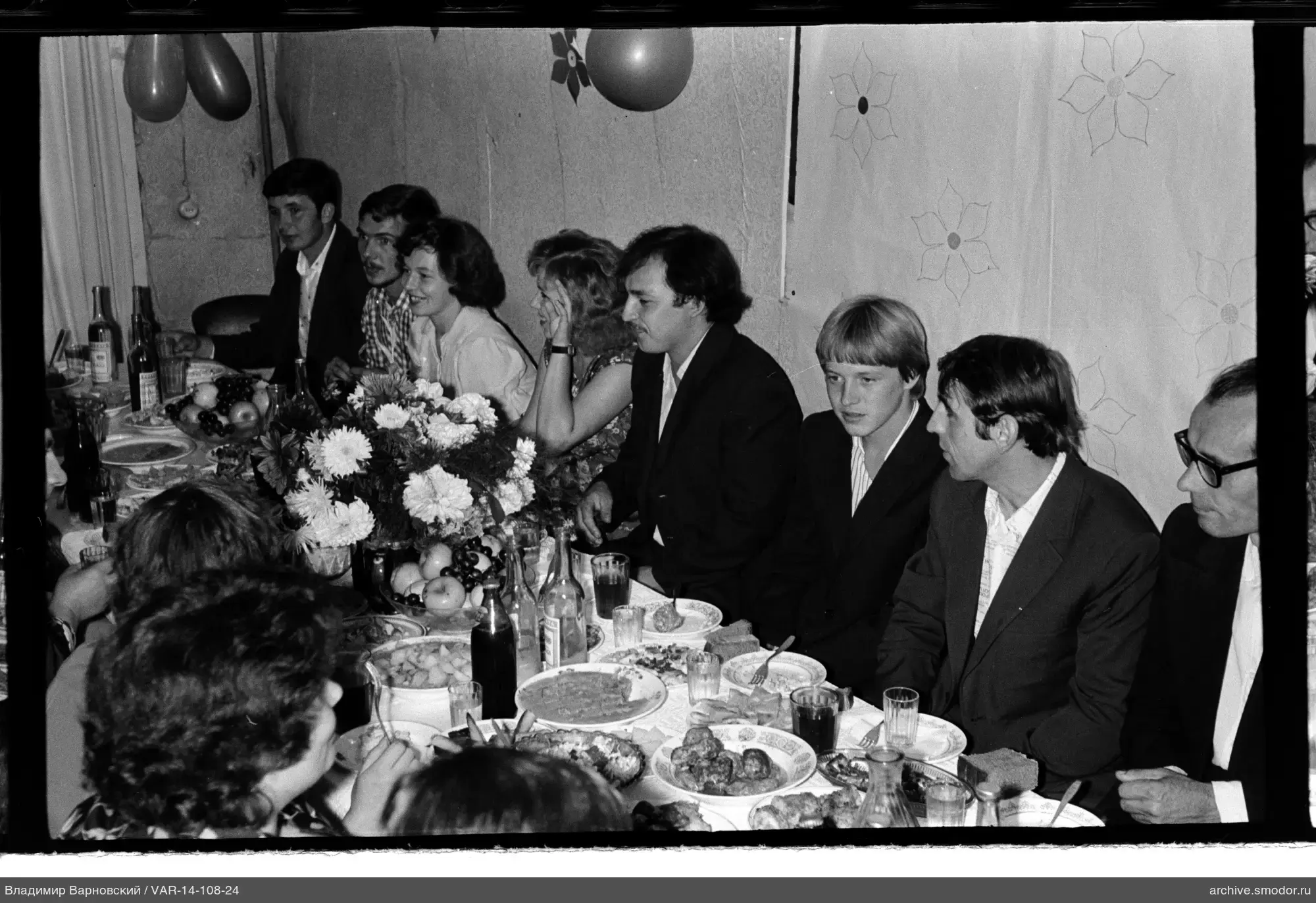 Gruppenporträt bei festlichem Essen
