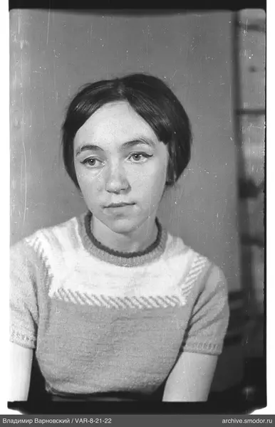 Porträt einer Frau in hellem Pullover
