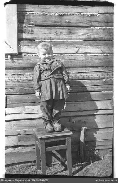 Kinderporträt vor Holzwand