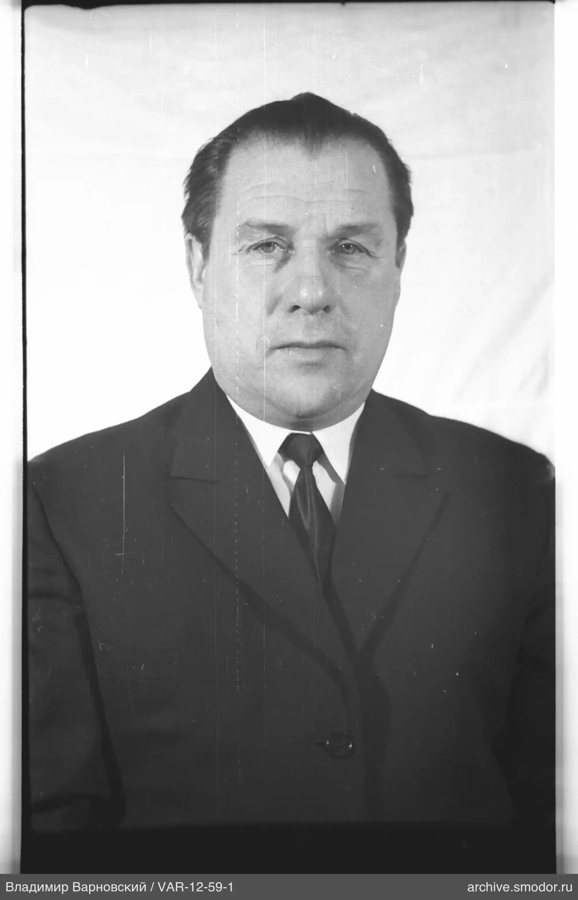 Портрет мужчины в деловом костюме