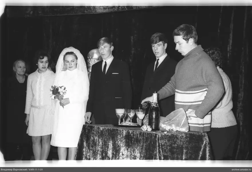 Group portrait with bouquet and drinks