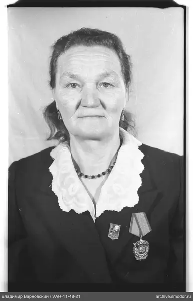 Porträt einer Frau mit Medaille und Abzeichen