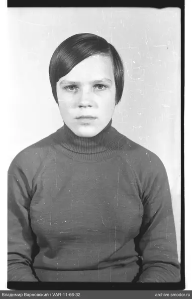 Porträt einer Frau in dunklem Pullover