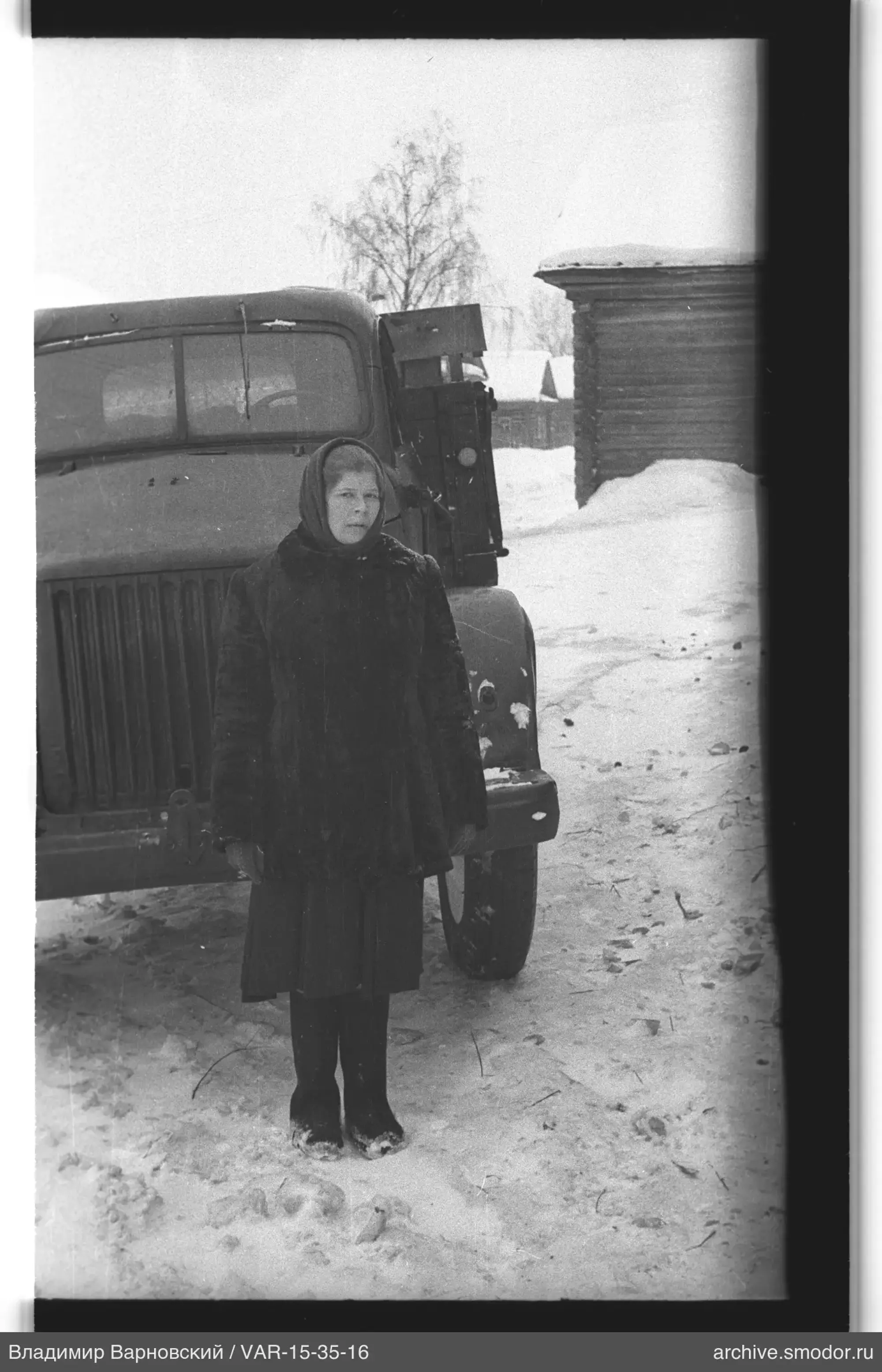 Женщина у грузового автомобиля на снегу