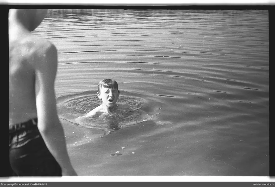 Zwei Jungen im Wasser