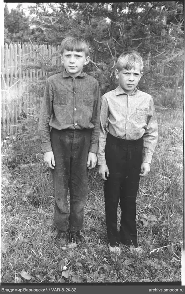 Zwei Jungen auf Gras