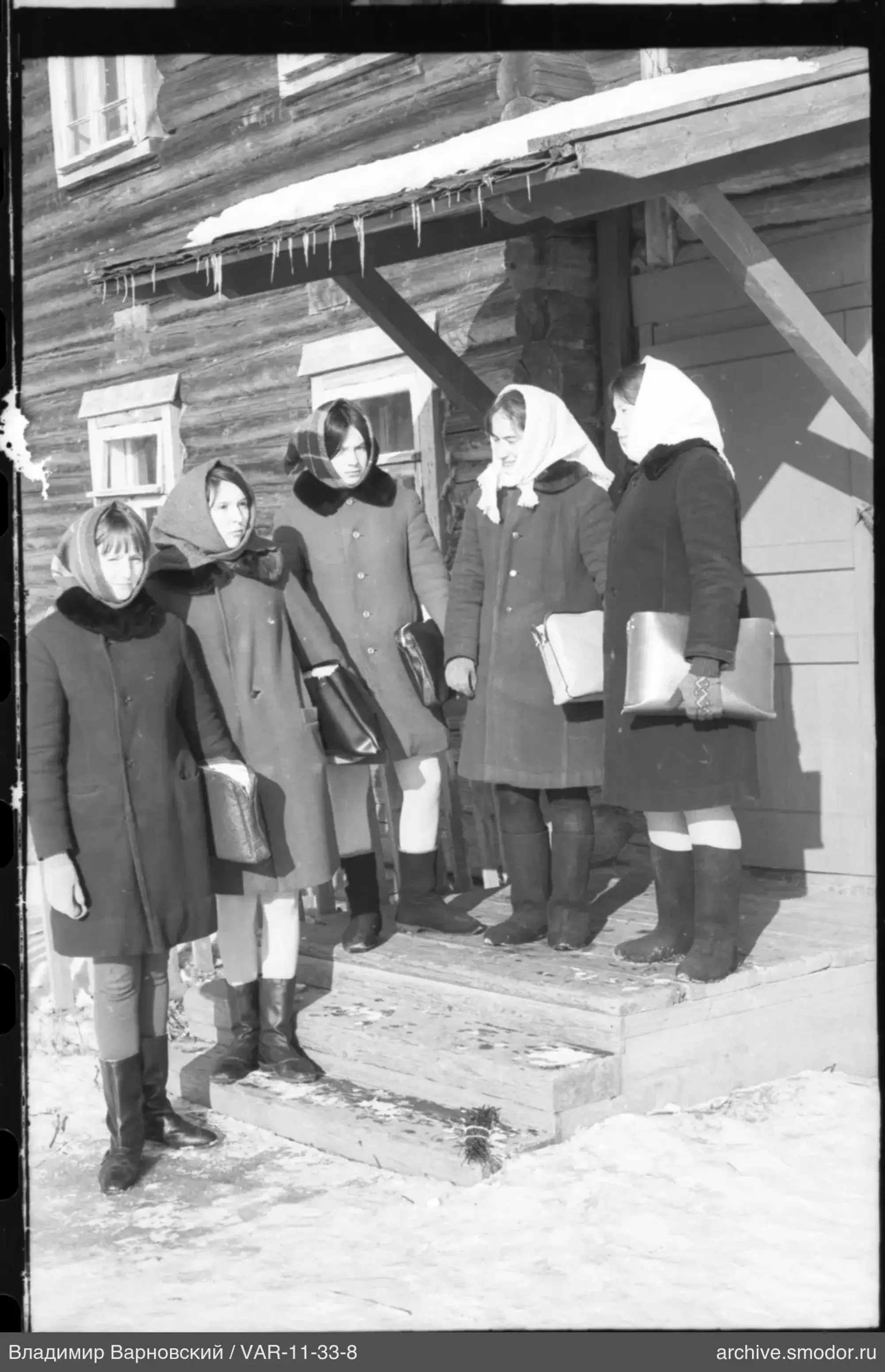 Gruppenfoto von Mädchen am Blockhaus