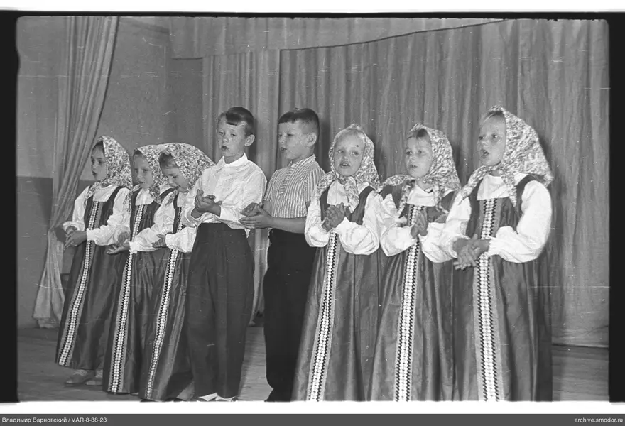 Gruppe von Kindern auf der Bühne