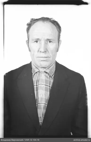 Портрет мужчины в пиджаке и рубашке