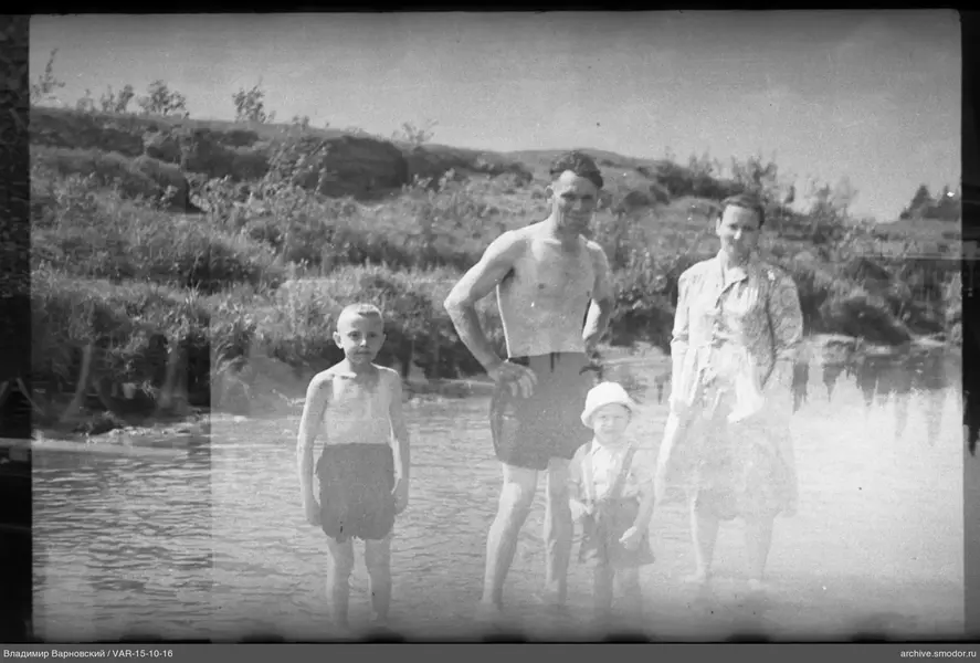 Группа людей в воде на природе