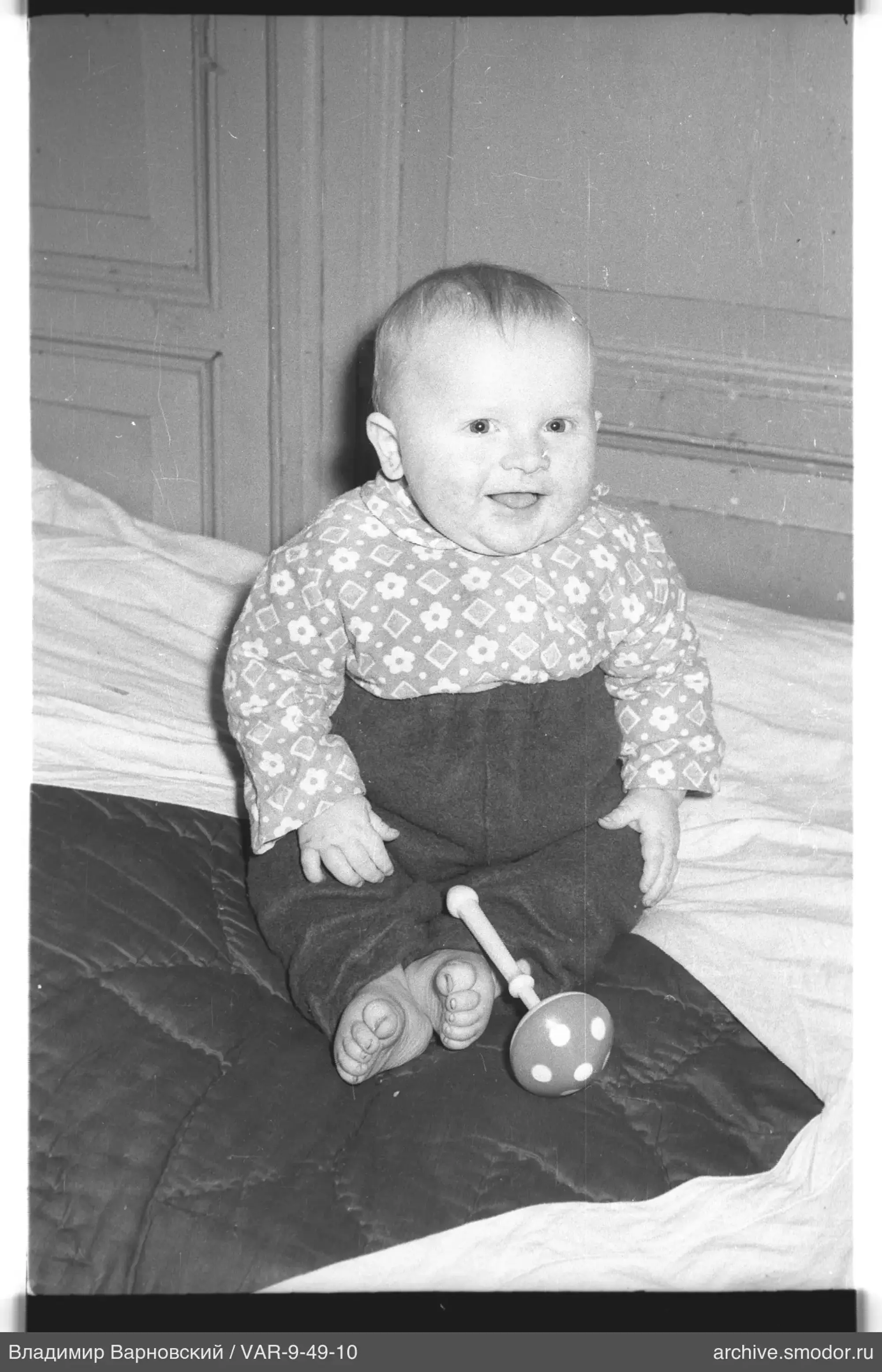 Kinderporträt auf dem Bett