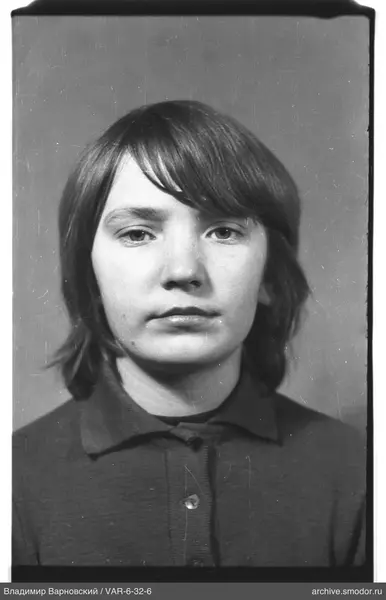 Porträt einer Frau mit kurzen Haaren