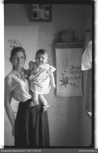 Frau mit Kind an der Wand