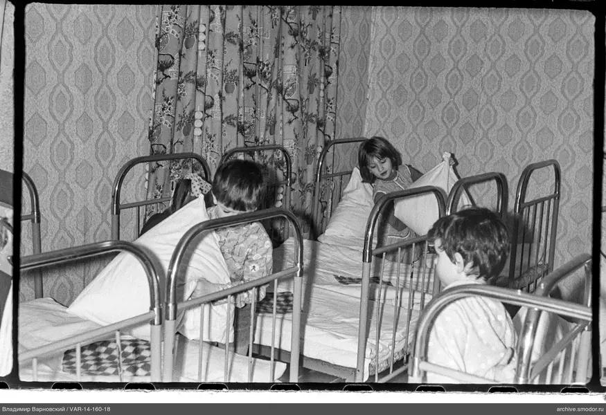 Kinder in Pyjamas auf Betten