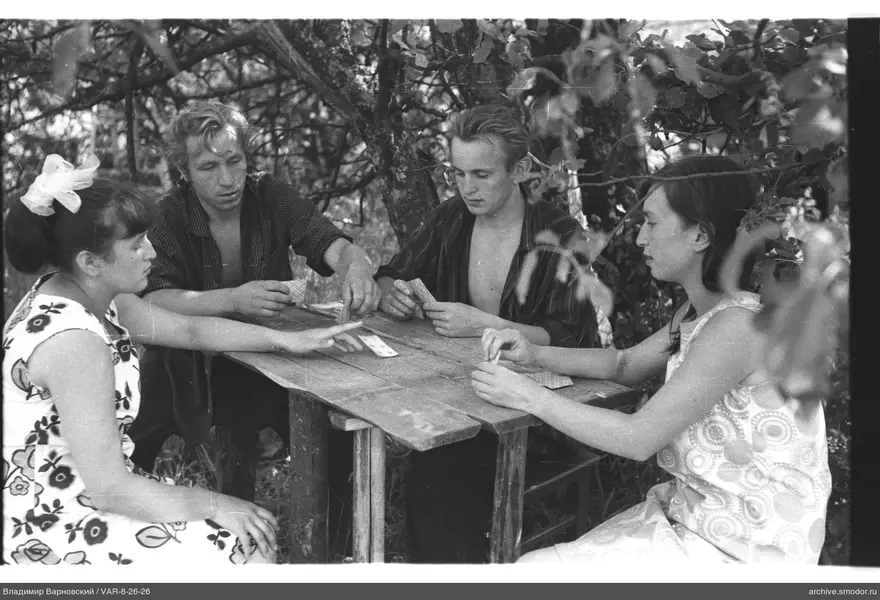 Gruppe junger Menschen beim Kartenspielen