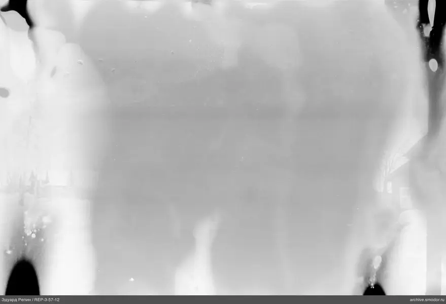 Silhouetten von zwei Personen auf beschädigtem Foto