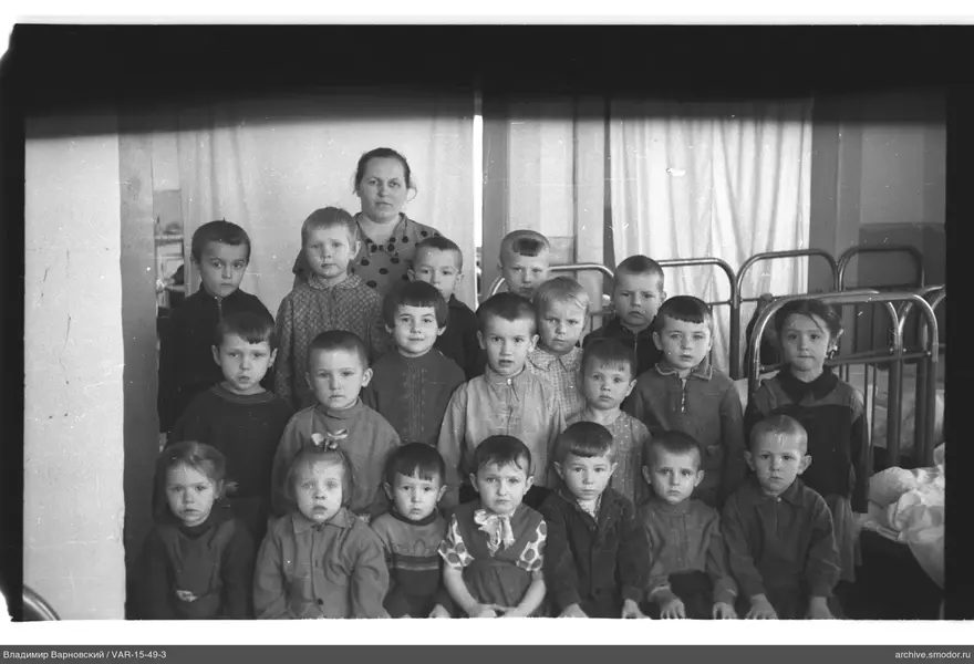 Gruppenporträt von Kindern und Frau