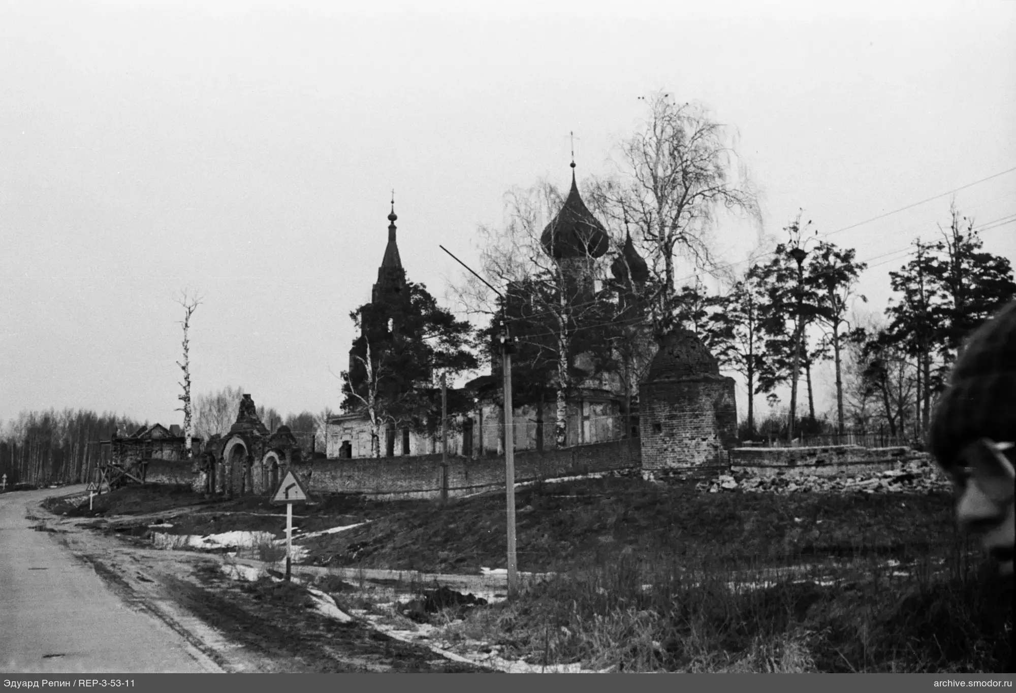 Steinkirche mit Kuppeln und Glockenturm