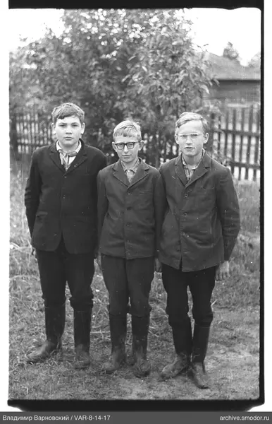 Gruppe von Jungen auf dem Foto