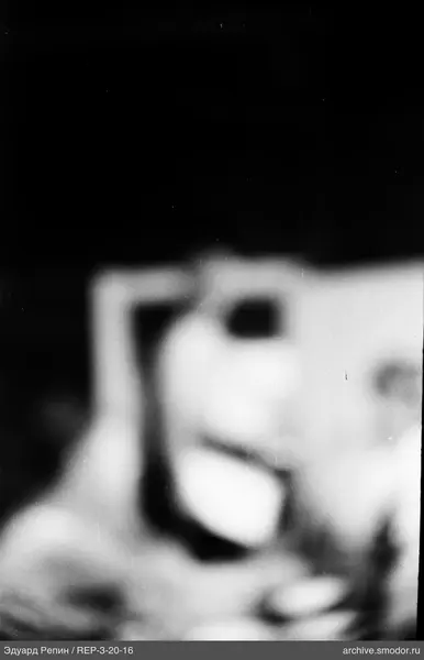 Unscharfe Figur mit Maske