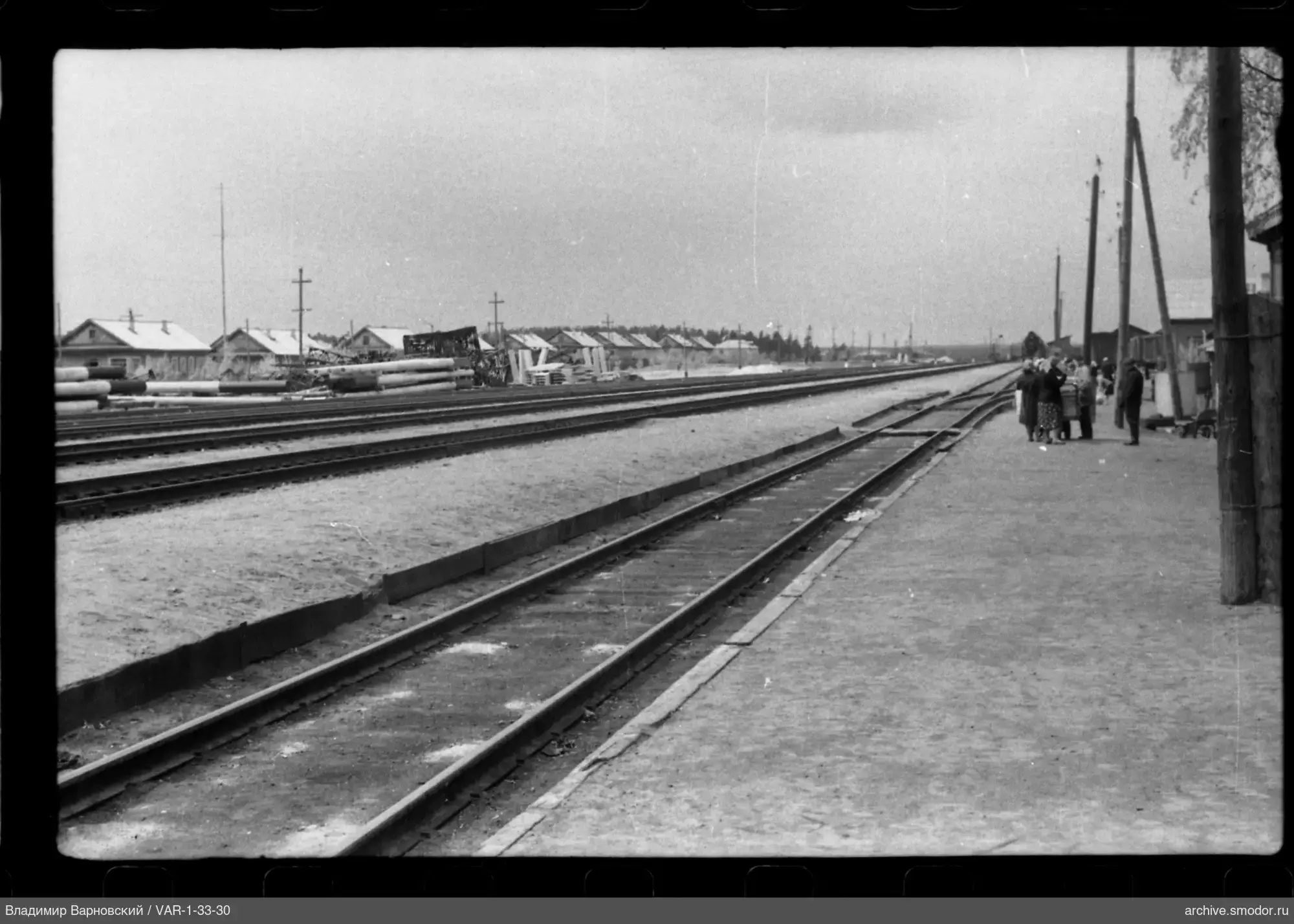 Gruppe von Menschen am Bahnsteig