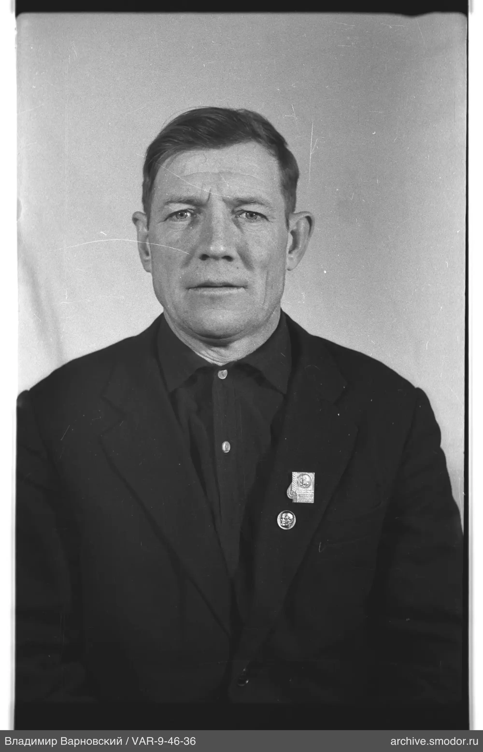 Портрет мужчины с значками