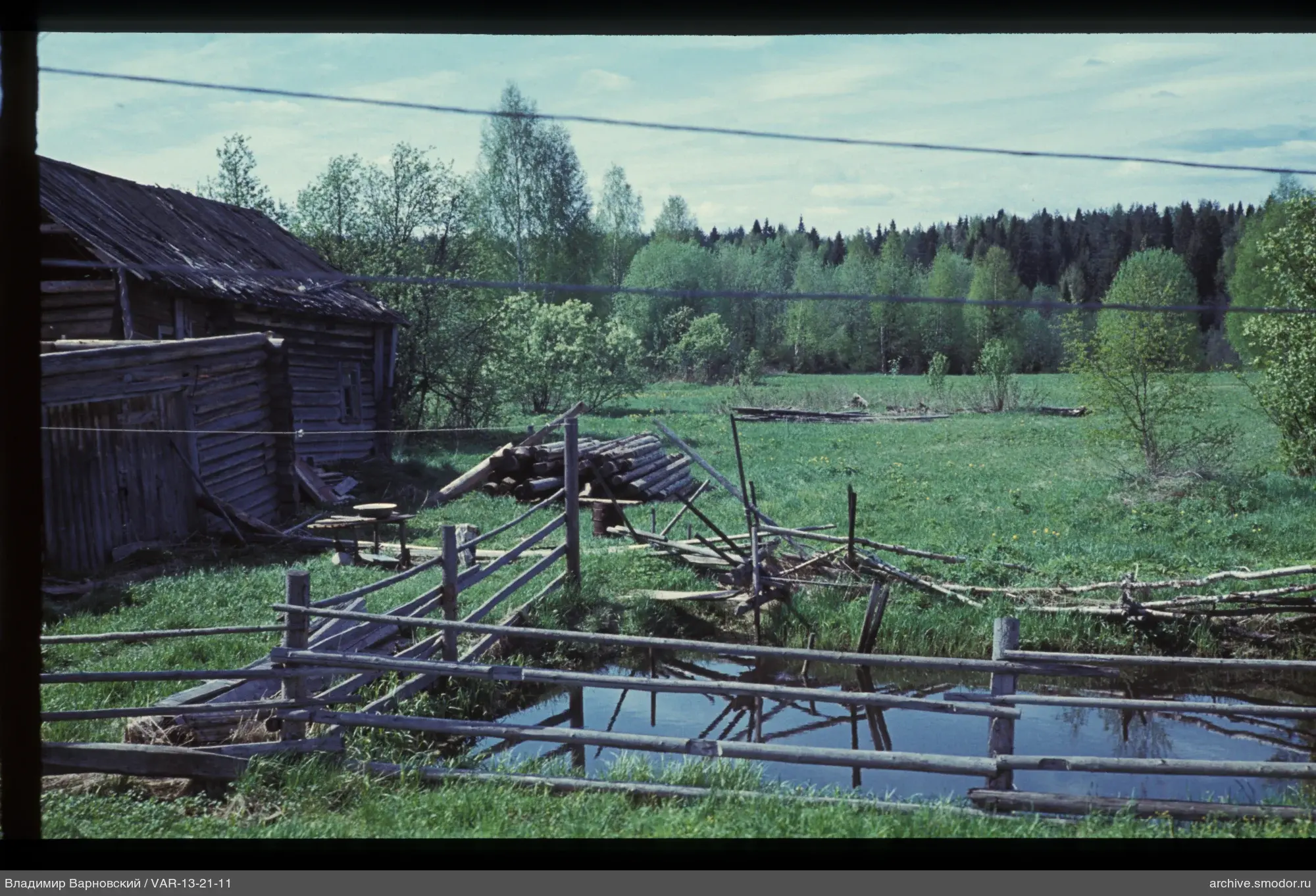 Holzhaus mit Teich und Wald