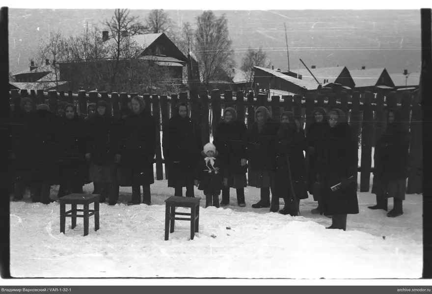 Gruppenfoto von Frauen und Mädchen im Schnee