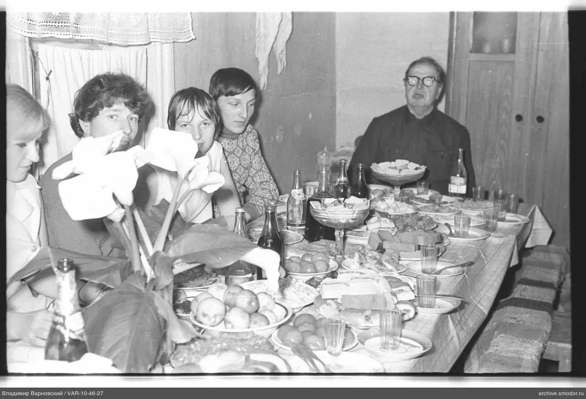 Gruppe am Tisch mit Blumen