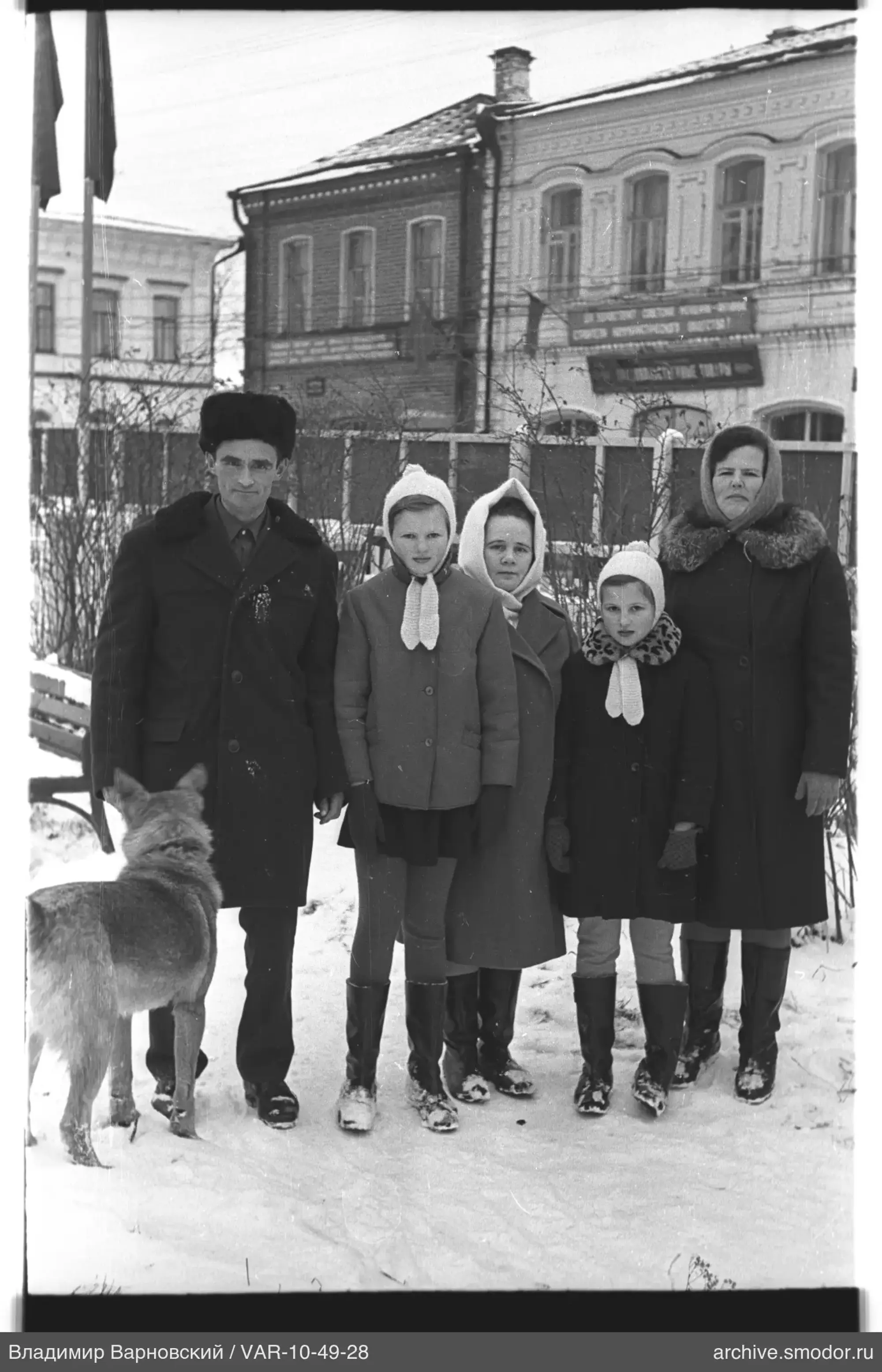Gruppe von Menschen und Hund im Schnee