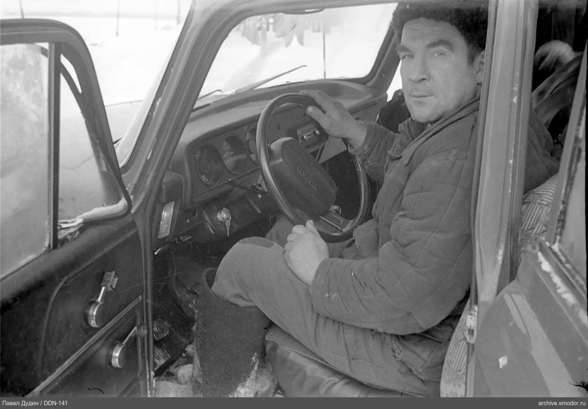 Mann im Auto mit geöffneter Tür