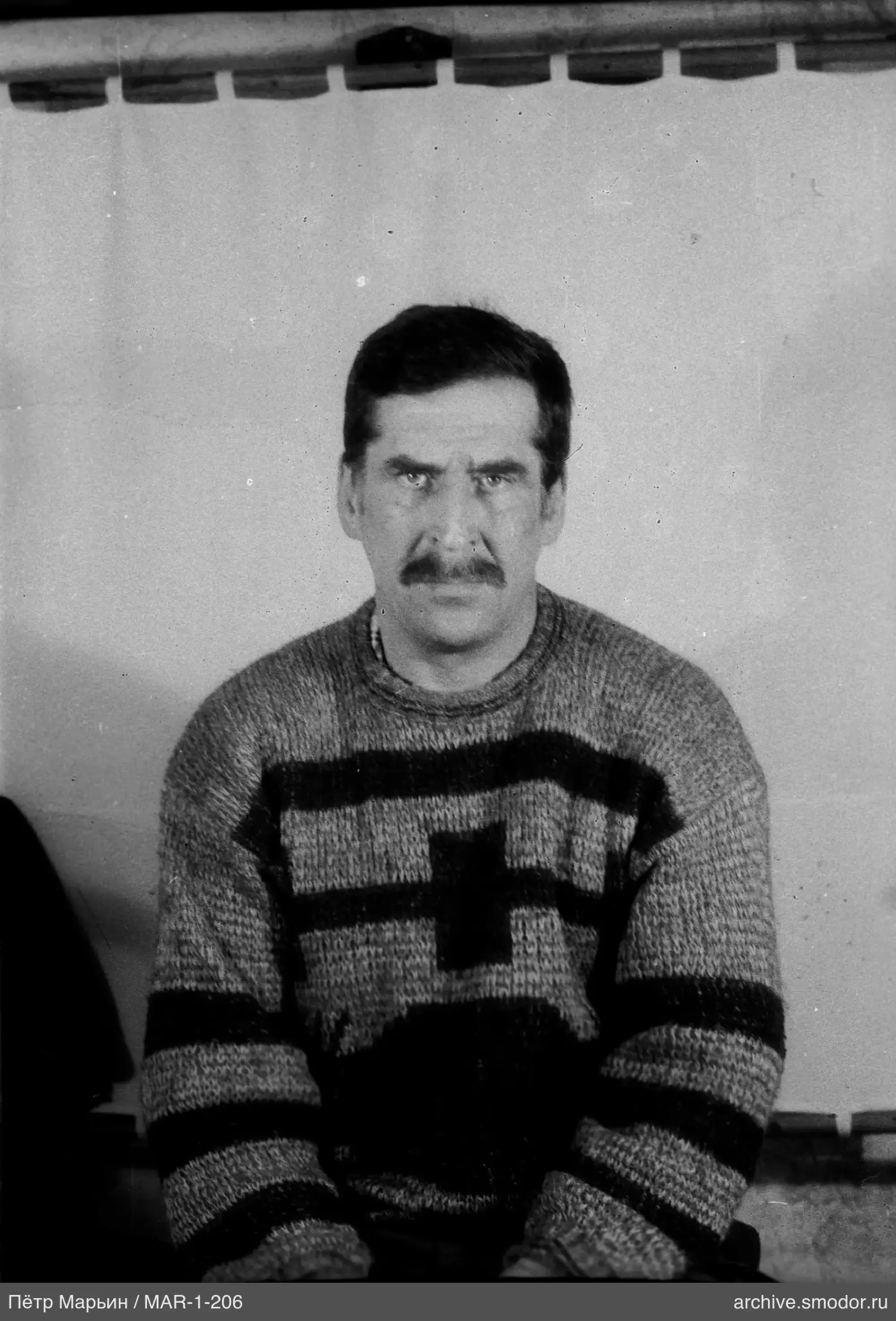 Портрет мужчины в свитере