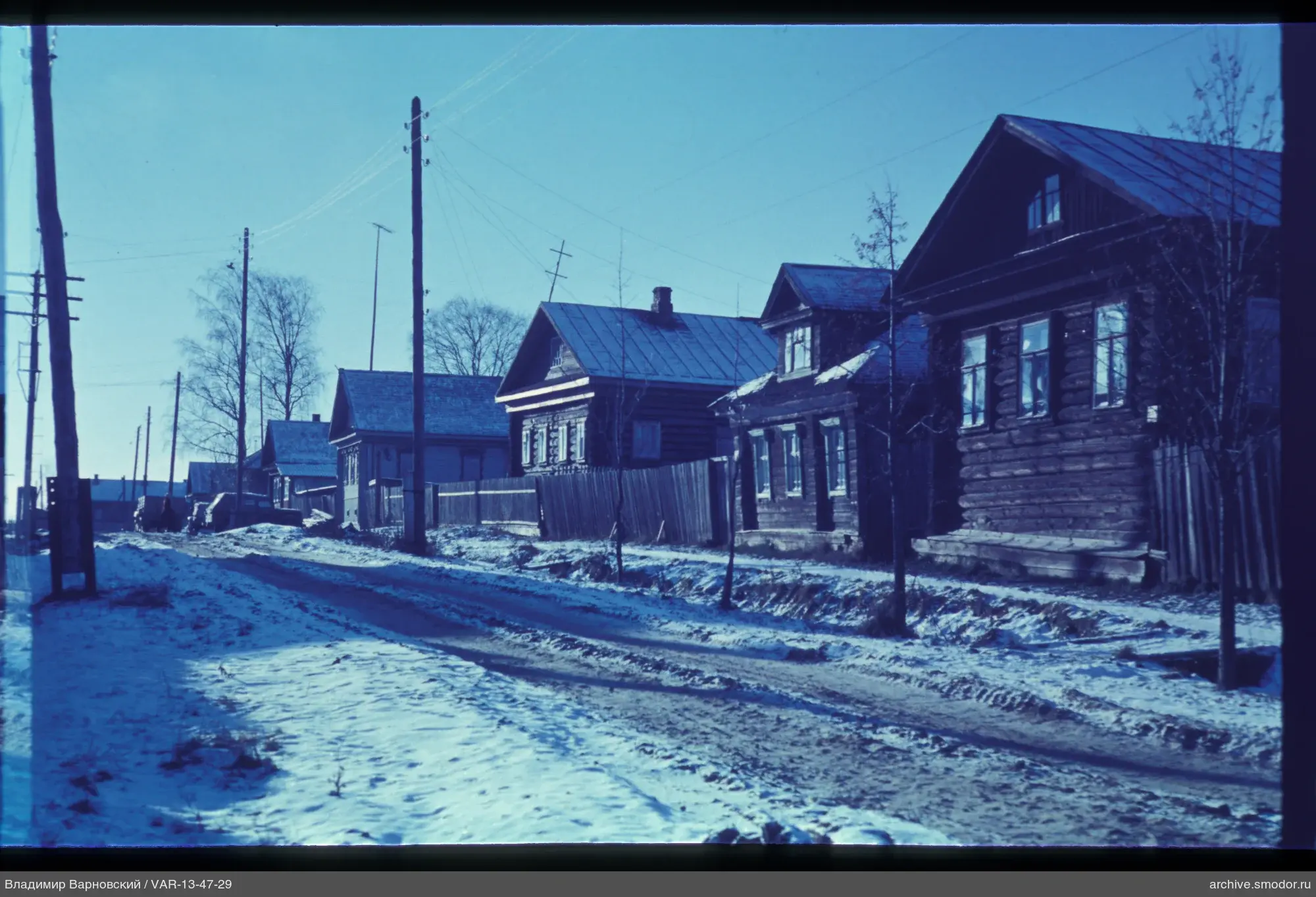 Straße mit Holzhäusern und Schnee