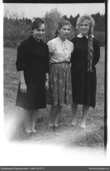 Gruppenporträt von Frauen auf einer Wiese