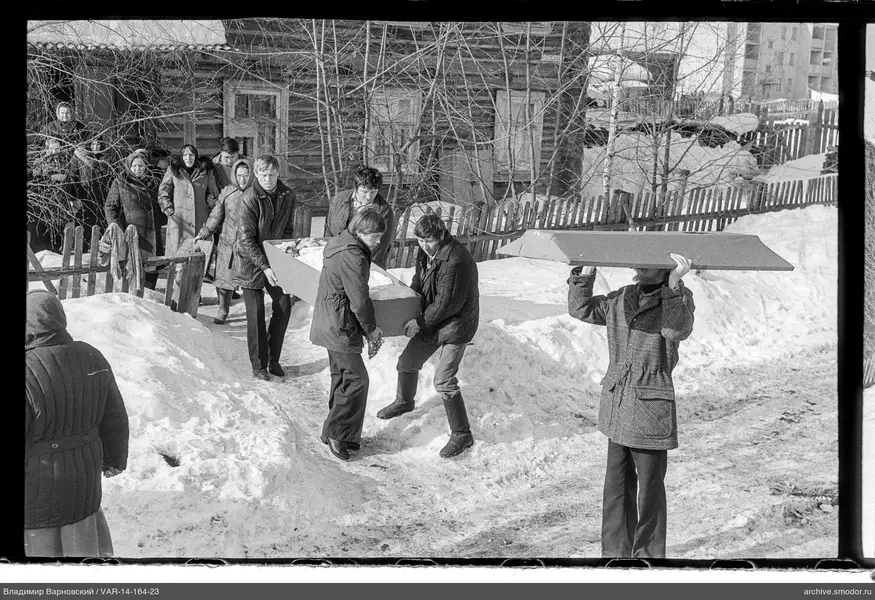 Люди несут гроб на похоронах