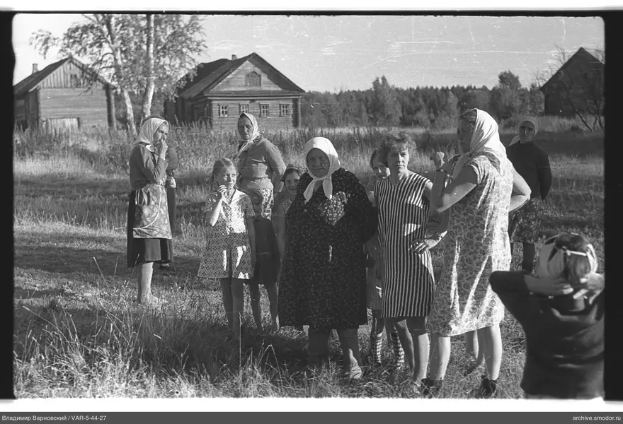 Gruppenporträt von Frauen und Mädchen