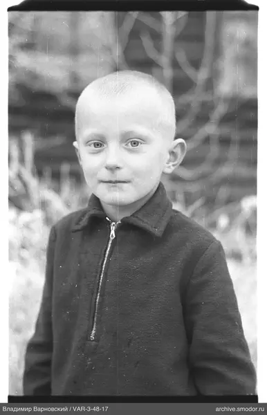 Porträt eines Jungen in dunklem Pullover