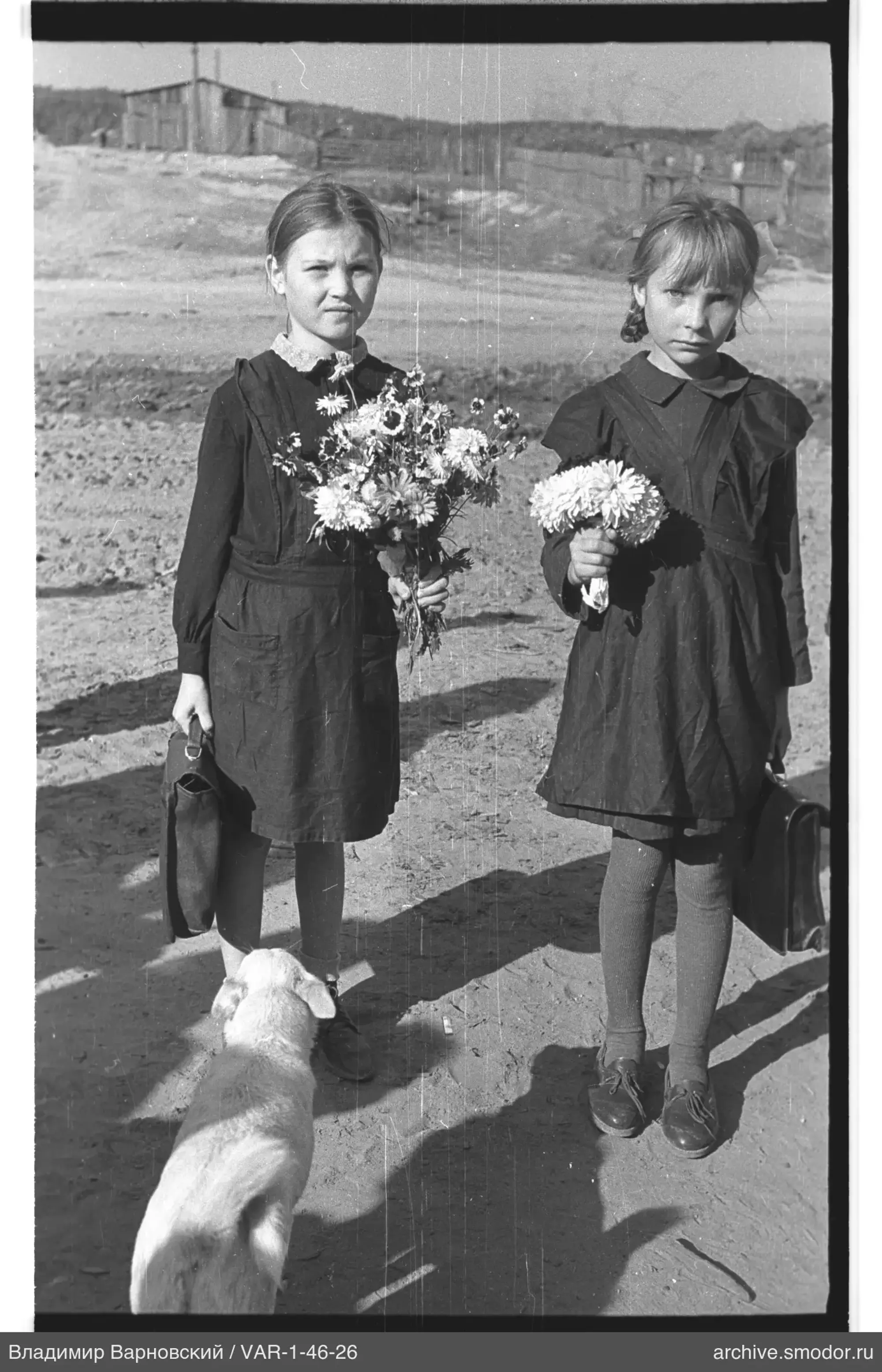 Zwei Mädchen mit Blumen und Hund