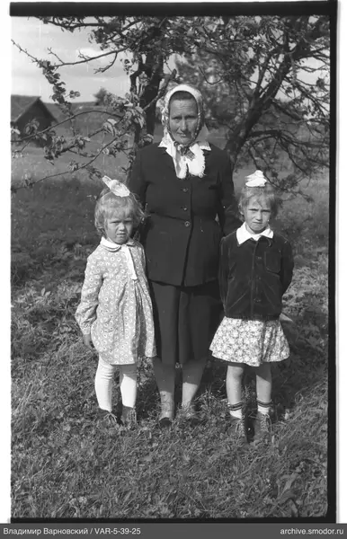 Gruppenporträt mit Frau und Mädchen