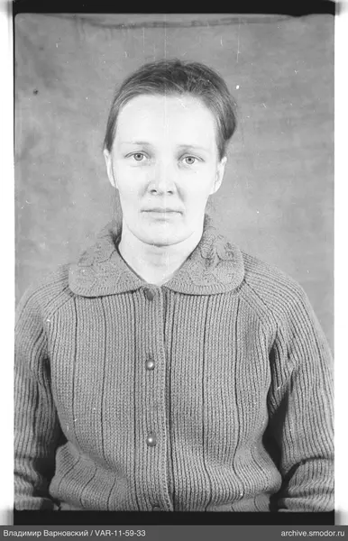 Porträt einer Frau in einer gestrickten Strickjacke