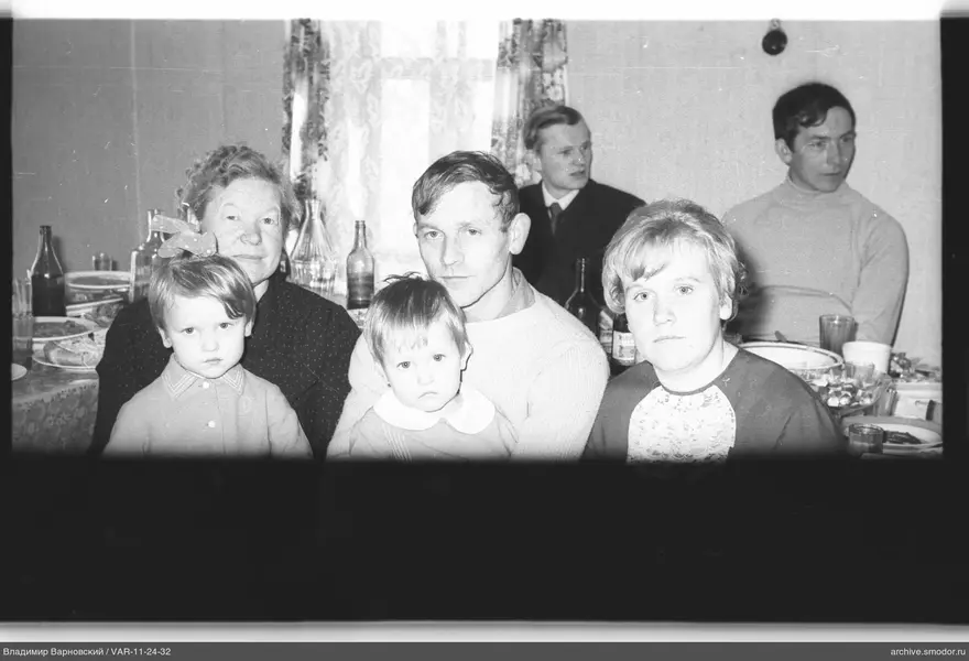 Gruppenporträt mit Frauen und Kindern