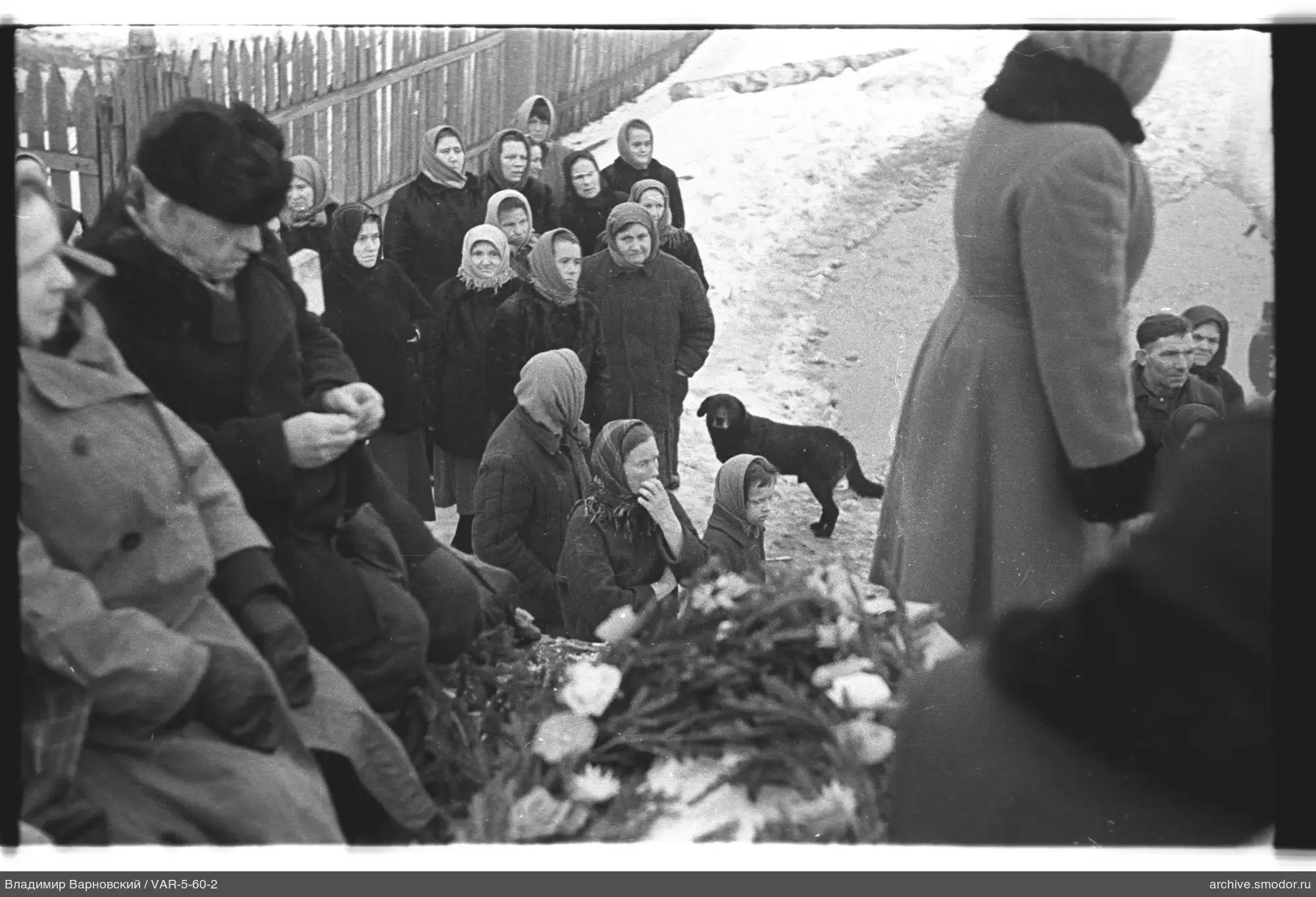 Группа людей на заснеженной улице