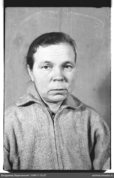 Porträt einer Frau in hellem Pullover