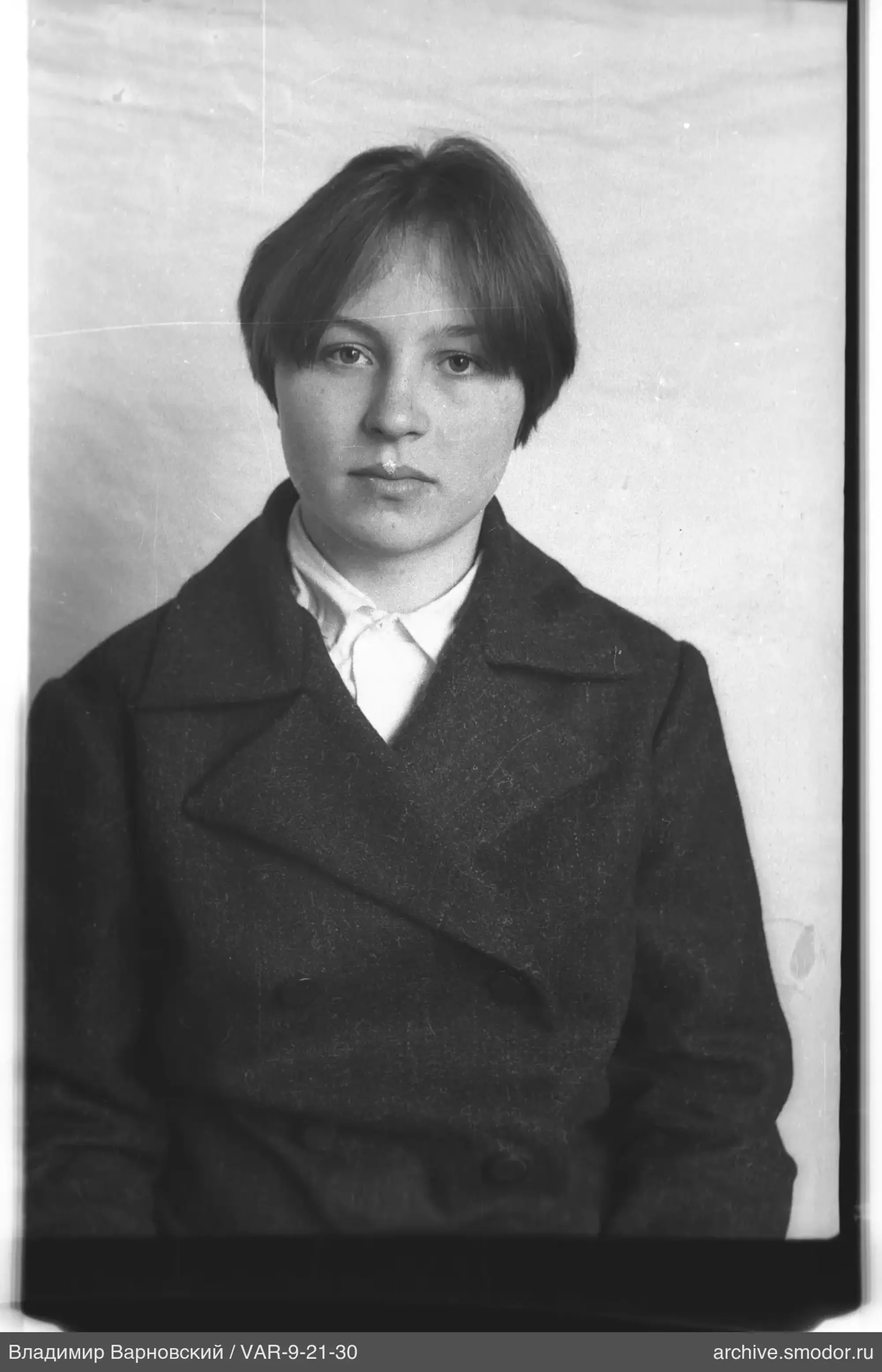 Портрет женщины в пальто