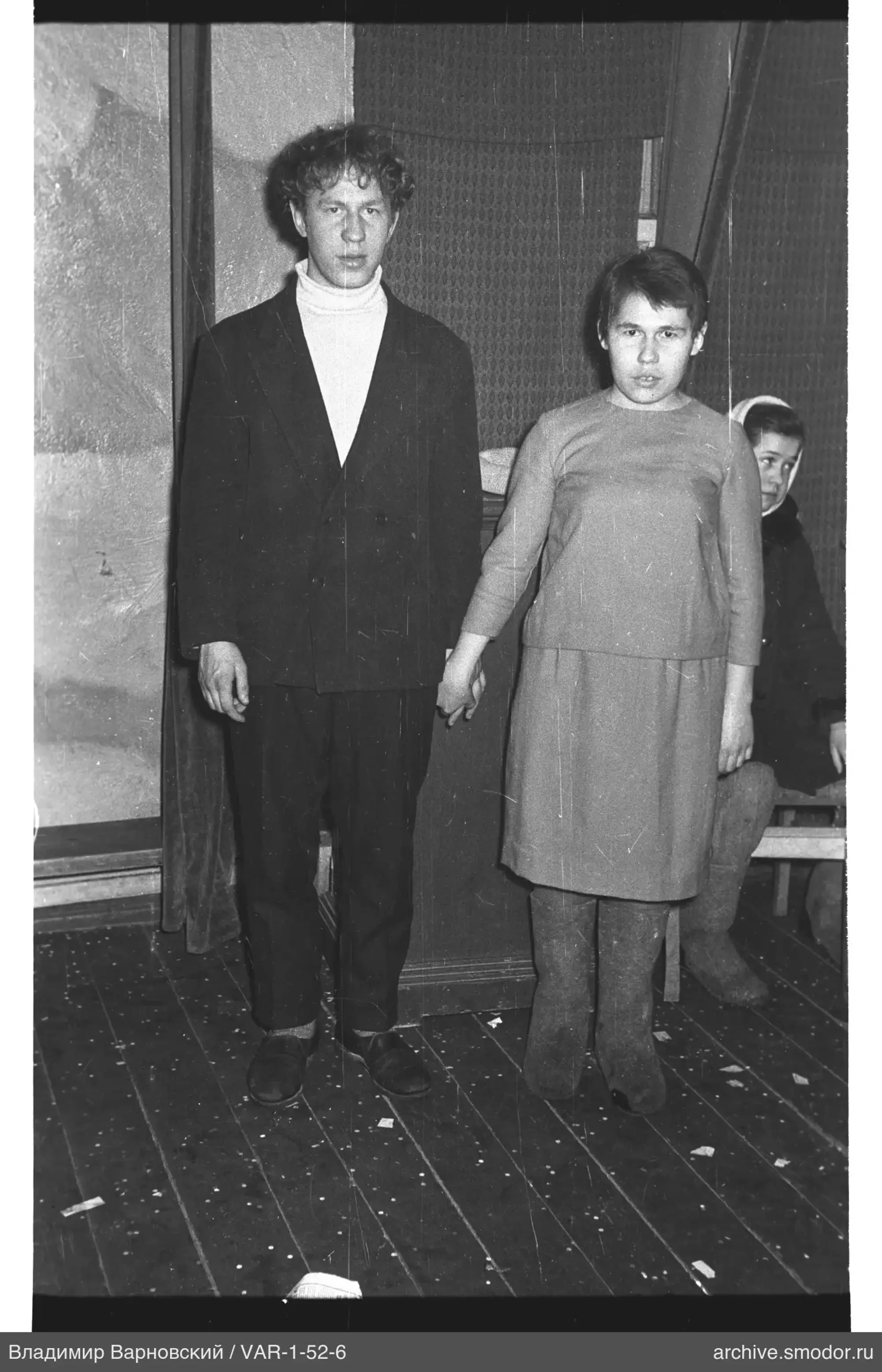 Mann und Frau halten Händchen