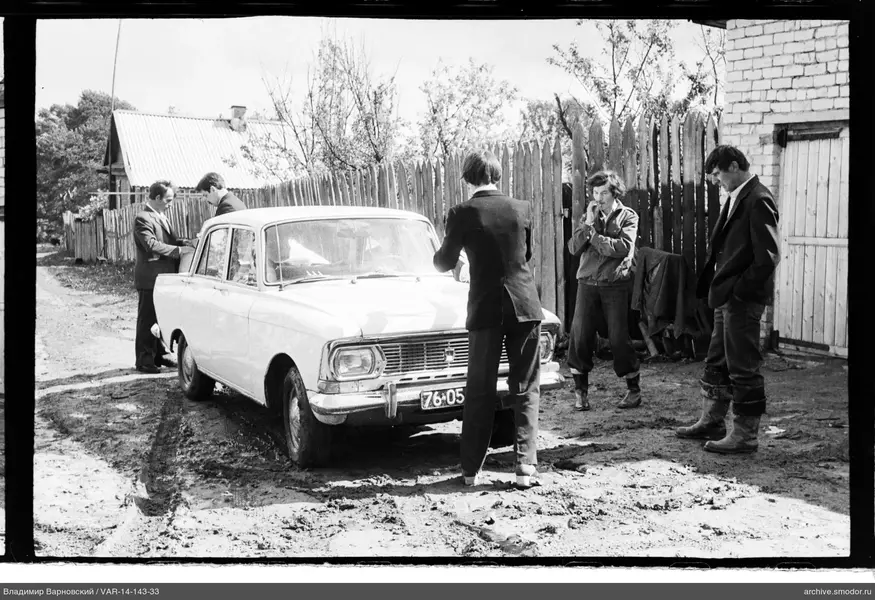 Мужчины у белого автомобиля