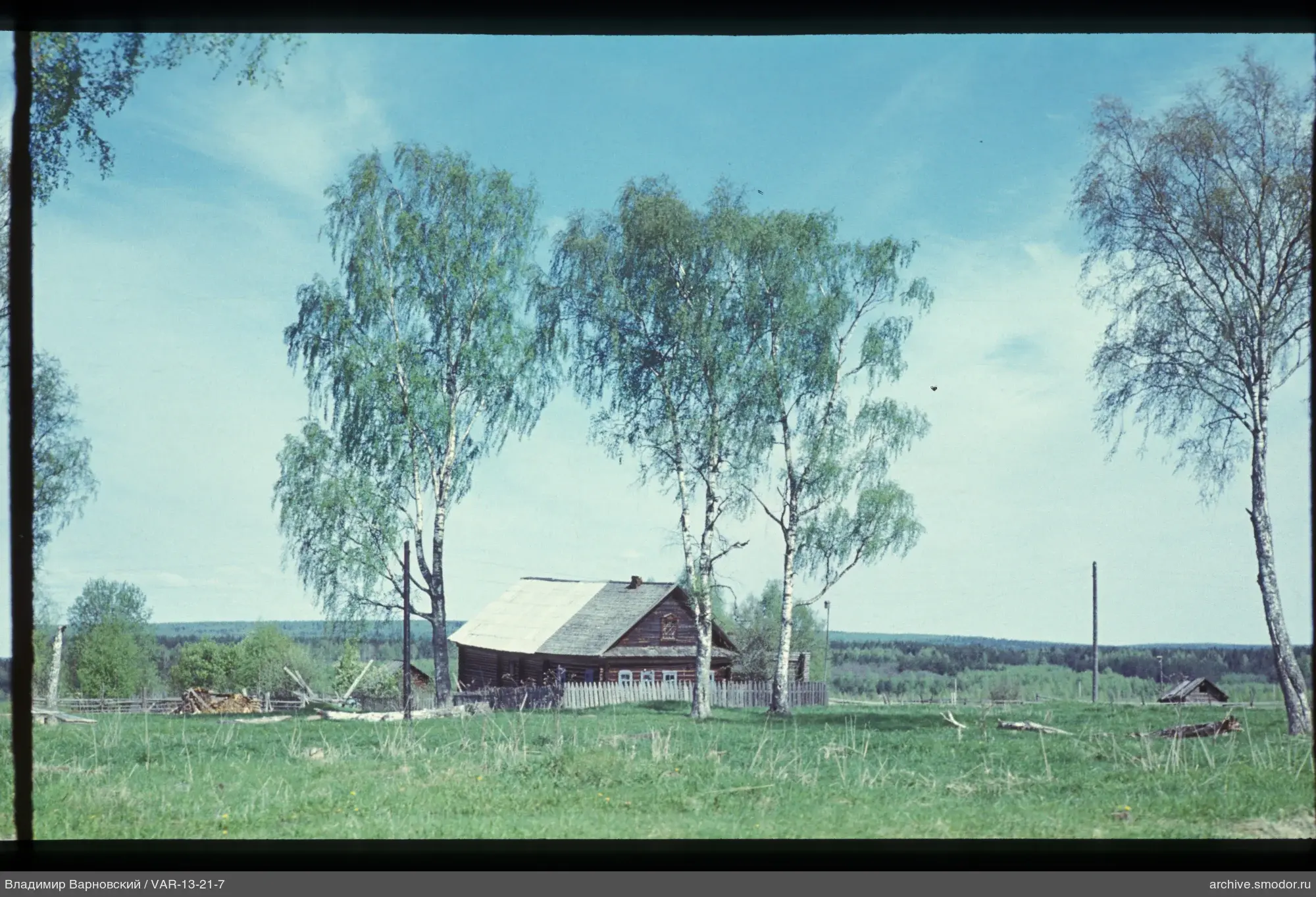 Landschaft mit Haus und Bäumen