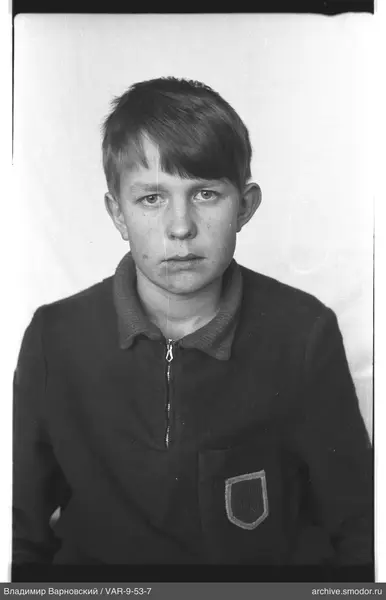 Porträt eines Jungen in dunklem Pullover